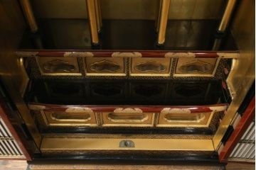 お仏壇をコンパクトにリメイク!上段は引き出し2段分を残しリサイズし、扉の組子に障子紙を貼り付け。下段は上段に合わせ、奥行きのみリサイズ。元の色味に合わせ、全体を着色して仕上げ。