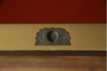 お仏壇をコンパクトにリメイク!上段は引き出し2段分を残しリサイズし、扉の組子に障子紙を貼り付け。下段は上段に合わせ、奥行きのみリサイズ。元の色味に合わせ、全体を着色して仕上げ。