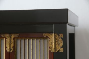 お仏壇をコンパクトにリメイク!上段は引き出し2段分を残しリサイズし、扉の組子に障子紙を貼り付け。下段は上段に合わせ、奥行きのみリサイズ。元の色味に合わせ、全体を着色して仕上げ。