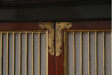 お仏壇をコンパクトにリメイク!上段は引き出し2段分を残しリサイズし、扉の組子に障子紙を貼り付け。下段は上段に合わせ、奥行きのみリサイズ。元の色味に合わせ、全体を着色して仕上げ。