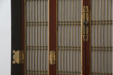 お仏壇をコンパクトにリメイク!上段は引き出し2段分を残しリサイズし、扉の組子に障子紙を貼り付け。下段は上段に合わせ、奥行きのみリサイズ。元の色味に合わせ、全体を着色して仕上げ。