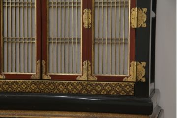 お仏壇をコンパクトにリメイク!上段は引き出し2段分を残しリサイズし、扉の組子に障子紙を貼り付け。下段は上段に合わせ、奥行きのみリサイズ。元の色味に合わせ、全体を着色して仕上げ。