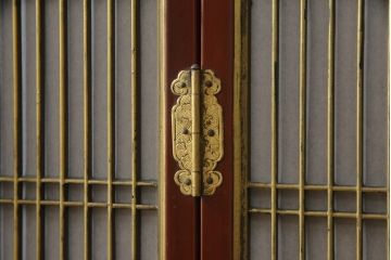 お仏壇をコンパクトにリメイク!上段は引き出し2段分を残しリサイズし、扉の組子に障子紙を貼り付け。下段は上段に合わせ、奥行きのみリサイズ。元の色味に合わせ、全体を着色して仕上げ。