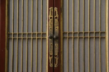 お仏壇をコンパクトにリメイク!上段は引き出し2段分を残しリサイズし、扉の組子に障子紙を貼り付け。下段は上段に合わせ、奥行きのみリサイズ。元の色味に合わせ、全体を着色して仕上げ。