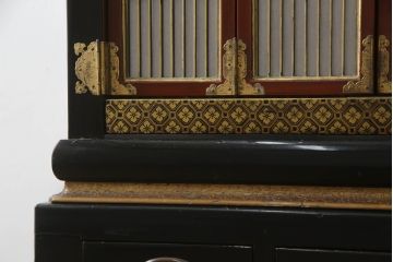 お仏壇をコンパクトにリメイク!上段は引き出し2段分を残しリサイズし、扉の組子に障子紙を貼り付け。下段は上段に合わせ、奥行きのみリサイズ。元の色味に合わせ、全体を着色して仕上げ。