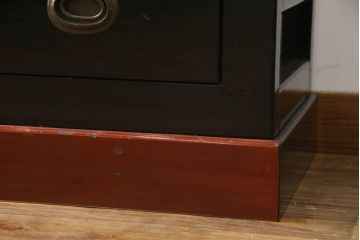 お仏壇をコンパクトにリメイク!上段は引き出し2段分を残しリサイズし、扉の組子に障子紙を貼り付け。下段は上段に合わせ、奥行きのみリサイズ。元の色味に合わせ、全体を着色して仕上げ。