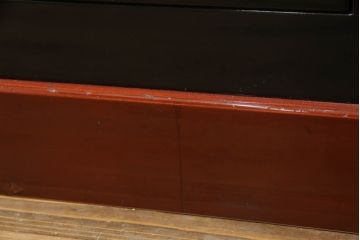 お仏壇をコンパクトにリメイク!上段は引き出し2段分を残しリサイズし、扉の組子に障子紙を貼り付け。下段は上段に合わせ、奥行きのみリサイズ。元の色味に合わせ、全体を着色して仕上げ。