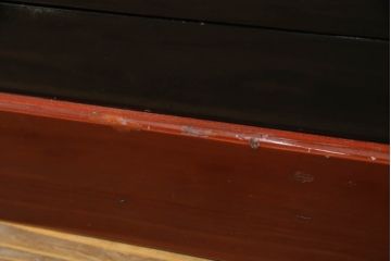 お仏壇をコンパクトにリメイク!上段は引き出し2段分を残しリサイズし、扉の組子に障子紙を貼り付け。下段は上段に合わせ、奥行きのみリサイズ。元の色味に合わせ、全体を着色して仕上げ。