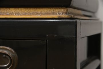 お仏壇をコンパクトにリメイク!上段は引き出し2段分を残しリサイズし、扉の組子に障子紙を貼り付け。下段は上段に合わせ、奥行きのみリサイズ。元の色味に合わせ、全体を着色して仕上げ。