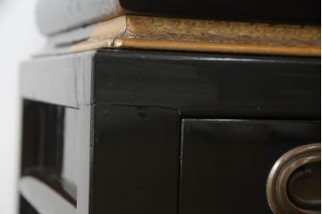 お仏壇をコンパクトにリメイク!上段は引き出し2段分を残しリサイズし、扉の組子に障子紙を貼り付け。下段は上段に合わせ、奥行きのみリサイズ。元の色味に合わせ、全体を着色して仕上げ。