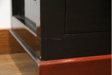 お仏壇をコンパクトにリメイク!上段は引き出し2段分を残しリサイズし、扉の組子に障子紙を貼り付け。下段は上段に合わせ、奥行きのみリサイズ。元の色味に合わせ、全体を着色して仕上げ。