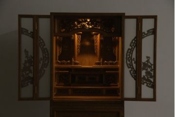 お仏壇をコンパクトにリメイク!内部装飾含め全体をリサイズし、本体枠を新規製作。併せて、セットで使える脚付きチェストも新規製作。