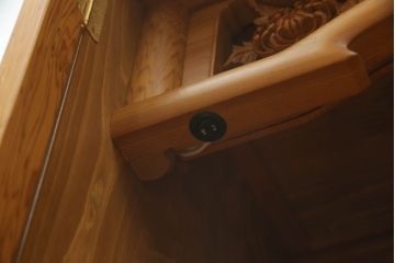 お仏壇をコンパクトにリメイク!内部装飾含め全体をリサイズし、本体枠を新規製作。併せて、セットで使える脚付きチェストも新規製作。