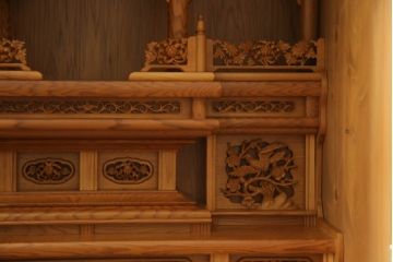 お仏壇をコンパクトにリメイク!内部装飾含め全体をリサイズし、本体枠を新規製作。併せて、セットで使える脚付きチェストも新規製作。