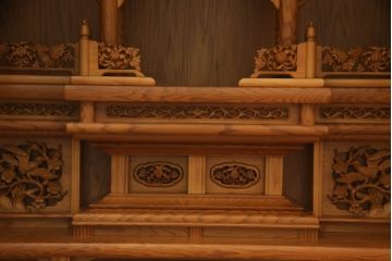 お仏壇をコンパクトにリメイク!内部装飾含め全体をリサイズし、本体枠を新規製作。併せて、セットで使える脚付きチェストも新規製作。