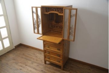 お仏壇をコンパクトにリメイク!内部装飾含め全体をリサイズし、本体枠を新規製作。併せて、セットで使える脚付きチェストも新規製作。