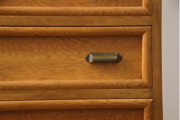 お仏壇をコンパクトにリメイク!内部装飾含め全体をリサイズし、本体枠を新規製作。併せて、セットで使える脚付きチェストも新規製作。