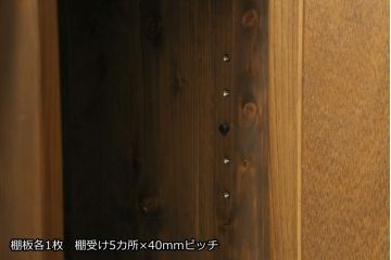 神棚を飾り棚とテーブルにリメイク!飾り棚には装飾部を使用し希望のデザインで。扉収納部は棚板を各1枚ずつ設置し、内部にトレーを設置。テーブルには板部を使用し、楕円形の天板で取れる最大のサイズで、脚はシンプルな角脚。元の色味をベースに補色し、どちらも色味が合うように着色。