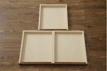 神棚を飾り棚とテーブルにリメイク!飾り棚には装飾部を使用し希望のデザインで。扉収納部は棚板を各1枚ずつ設置し、内部にトレーを設置。テーブルには板部を使用し、楕円形の天板で取れる最大のサイズで、脚はシンプルな角脚。元の色味をベースに補色し、どちらも色味が合うように着色。