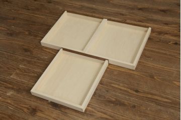 神棚を飾り棚とテーブルにリメイク!飾り棚には装飾部を使用し希望のデザインで。扉収納部は棚板を各1枚ずつ設置し、内部にトレーを設置。テーブルには板部を使用し、楕円形の天板で取れる最大のサイズで、脚はシンプルな角脚。元の色味をベースに補色し、どちらも色味が合うように着色。