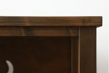 神棚を飾り棚とテーブルにリメイク!飾り棚には装飾部を使用し希望のデザインで。扉収納部は棚板を各1枚ずつ設置し、内部にトレーを設置。テーブルには板部を使用し、楕円形の天板で取れる最大のサイズで、脚はシンプルな角脚。元の色味をベースに補色し、どちらも色味が合うように着色。