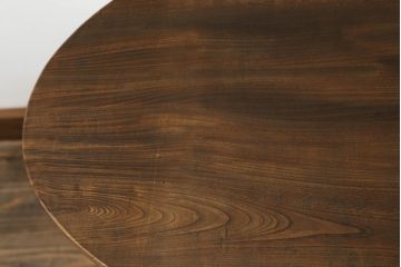 神棚を飾り棚とテーブルにリメイク!飾り棚には装飾部を使用し希望のデザインで。扉収納部は棚板を各1枚ずつ設置し、内部にトレーを設置。テーブルには板部を使用し、楕円形の天板で取れる最大のサイズで、脚はシンプルな角脚。元の色味をベースに補色し、どちらも色味が合うように着色。