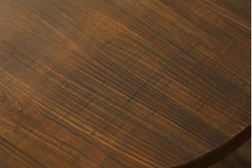 神棚を飾り棚とテーブルにリメイク!飾り棚には装飾部を使用し希望のデザインで。扉収納部は棚板を各1枚ずつ設置し、内部にトレーを設置。テーブルには板部を使用し、楕円形の天板で取れる最大のサイズで、脚はシンプルな角脚。元の色味をベースに補色し、どちらも色味が合うように着色。