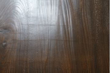 神棚を飾り棚とテーブルにリメイク!飾り棚には装飾部を使用し希望のデザインで。扉収納部は棚板を各1枚ずつ設置し、内部にトレーを設置。テーブルには板部を使用し、楕円形の天板で取れる最大のサイズで、脚はシンプルな角脚。元の色味をベースに補色し、どちらも色味が合うように着色。