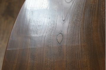 神棚を飾り棚とテーブルにリメイク!飾り棚には装飾部を使用し希望のデザインで。扉収納部は棚板を各1枚ずつ設置し、内部にトレーを設置。テーブルには板部を使用し、楕円形の天板で取れる最大のサイズで、脚はシンプルな角脚。元の色味をベースに補色し、どちらも色味が合うように着色。