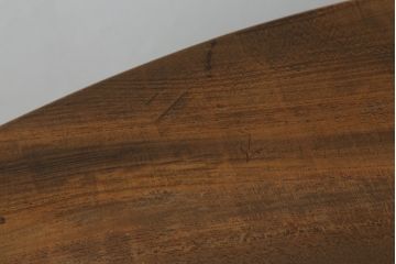 神棚を飾り棚とテーブルにリメイク!飾り棚には装飾部を使用し希望のデザインで。扉収納部は棚板を各1枚ずつ設置し、内部にトレーを設置。テーブルには板部を使用し、楕円形の天板で取れる最大のサイズで、脚はシンプルな角脚。元の色味をベースに補色し、どちらも色味が合うように着色。