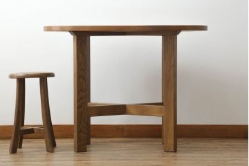 神棚を飾り棚とテーブルにリメイク!飾り棚には装飾部を使用し希望のデザインで。扉収納部は棚板を各1枚ずつ設置し、内部にトレーを設置。テーブルには板部を使用し、楕円形の天板で取れる最大のサイズで、脚はシンプルな角脚。元の色味をベースに補色し、どちらも色味が合うように着色。