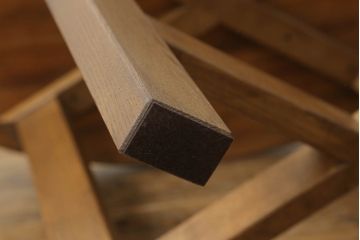 神棚を飾り棚とテーブルにリメイク!飾り棚には装飾部を使用し希望のデザインで。扉収納部は棚板を各1枚ずつ設置し、内部にトレーを設置。テーブルには板部を使用し、楕円形の天板で取れる最大のサイズで、脚はシンプルな角脚。元の色味をベースに補色し、どちらも色味が合うように着色。