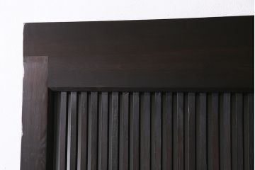 明治大正期の蔵戸をリペア&カスタム!2枚に分割。設置場所に合わせてリサイズ。戸車、引き手を取り付け。すりガラスを組み入れ。外部用塗装で仕上げ。(玄関戸、引き戸、建具)