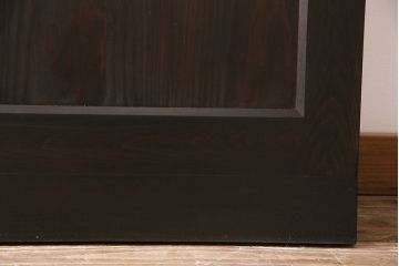 明治大正期の蔵戸をリペア&カスタム!2枚に分割。設置場所に合わせてリサイズ。戸車、引き手を取り付け。すりガラスを組み入れ。外部用塗装で仕上げ。(玄関戸、引き戸、建具)