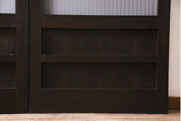 明治大正期の蔵戸をリペア&カスタム!2枚に分割。設置場所に合わせてリサイズ。戸車、引き手を取り付け。すりガラスを組み入れ。外部用塗装で仕上げ。(玄関戸、引き戸、建具)