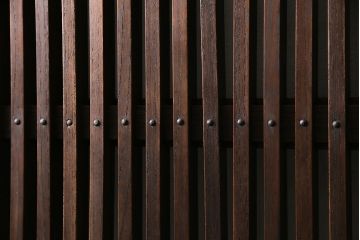 明治期の蔵戸をリペア&カスタム!可動部の調整。木部の補修。格子裏に強化ガラスを組み入れ。(玄関戸、引き戸、建具)