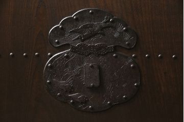 明治期の蔵戸をリペア&カスタム!可動部の調整。木部の補修。格子裏に強化ガラスを組み入れ。(玄関戸、引き戸、建具)