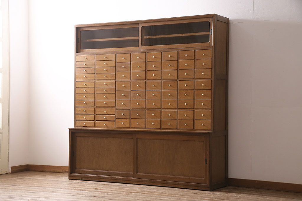 キャビネットをリペア&カスタム!ガラスをゆらゆらガラスへ入れ替え。欠損した取っ手を取り付け。棚はセパレートさせ、可動式の棚板を設置。塗装を剥離し明るい色味に着色し仕上げ。(収納棚、引き出し)