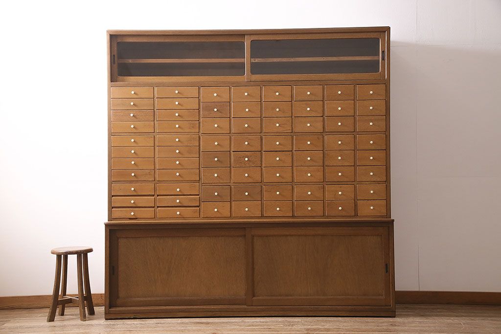 キャビネットをリペア&カスタム!ガラスをゆらゆらガラスへ入れ替え。欠損した取っ手を取り付け。棚はセパレートさせ、可動式の棚板を設置。塗装を剥離し明るい色味に着色し仕上げ。(収納棚、引き出し)