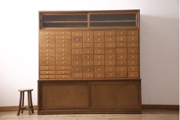 キャビネットをリペア&カスタム!ガラスをゆらゆらガラスへ入れ替え。欠損した取っ手を取り付け。棚はセパレートさせ、可動式の棚板を設置。塗装を剥離し明るい色味に着色し仕上げ。(収納棚、引き出し)