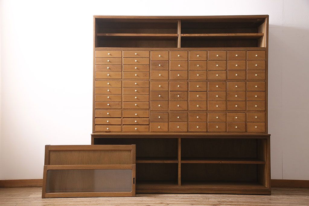 キャビネットをリペア&カスタム!ガラスをゆらゆらガラスへ入れ替え。欠損した取っ手を取り付け。棚はセパレートさせ、可動式の棚板を設置。塗装を剥離し明るい色味に着色し仕上げ。(収納棚、引き出し)