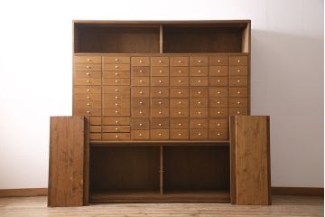 キャビネットをリペア&カスタム!ガラスをゆらゆらガラスへ入れ替え。欠損した取っ手を取り付け。棚はセパレートさせ、可動式の棚板を設置。塗装を剥離し明るい色味に着色し仕上げ。(収納棚、引き出し)