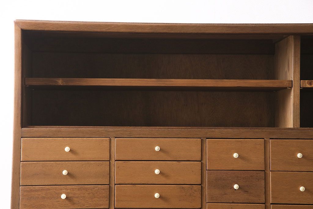 キャビネットをリペア&カスタム!ガラスをゆらゆらガラスへ入れ替え。欠損した取っ手を取り付け。棚はセパレートさせ、可動式の棚板を設置。塗装を剥離し明るい色味に着色し仕上げ。(収納棚、引き出し)