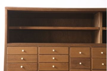 キャビネットをリペア&カスタム!ガラスをゆらゆらガラスへ入れ替え。欠損した取っ手を取り付け。棚はセパレートさせ、可動式の棚板を設置。塗装を剥離し明るい色味に着色し仕上げ。(収納棚、引き出し)