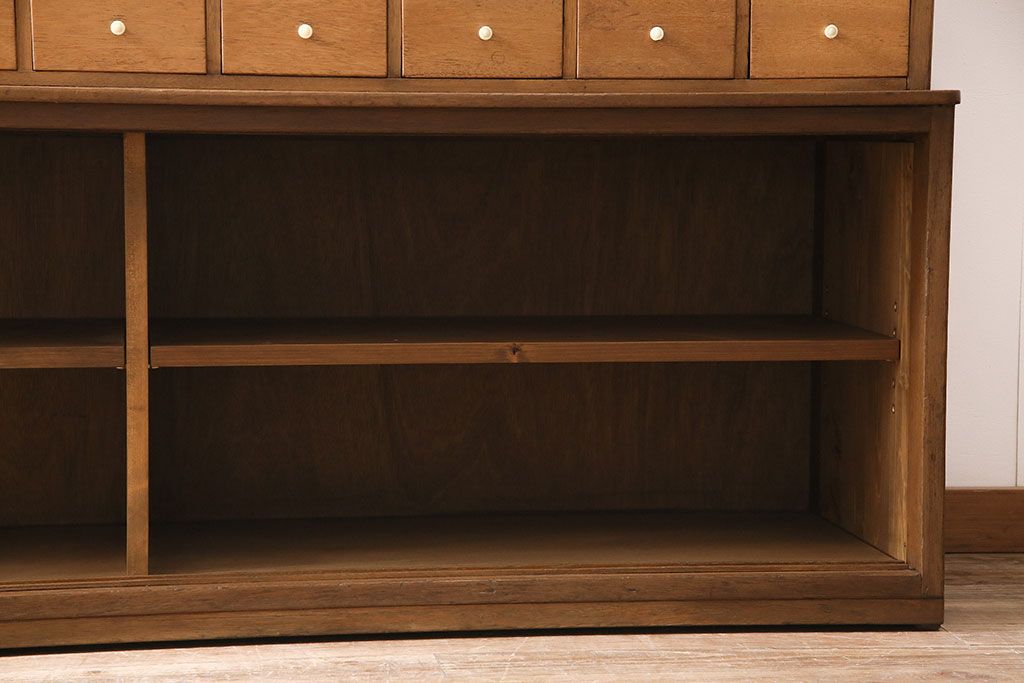 キャビネットをリペア&カスタム!ガラスをゆらゆらガラスへ入れ替え。欠損した取っ手を取り付け。棚はセパレートさせ、可動式の棚板を設置。塗装を剥離し明るい色味に着色し仕上げ。(収納棚、引き出し)