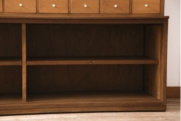 キャビネットをリペア&カスタム!ガラスをゆらゆらガラスへ入れ替え。欠損した取っ手を取り付け。棚はセパレートさせ、可動式の棚板を設置。塗装を剥離し明るい色味に着色し仕上げ。(収納棚、引き出し)