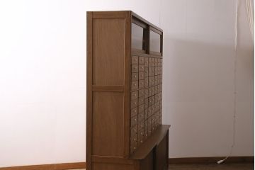 キャビネットをリペア&カスタム!ガラスをゆらゆらガラスへ入れ替え。欠損した取っ手を取り付け。棚はセパレートさせ、可動式の棚板を設置。塗装を剥離し明るい色味に着色し仕上げ。(収納棚、引き出し)