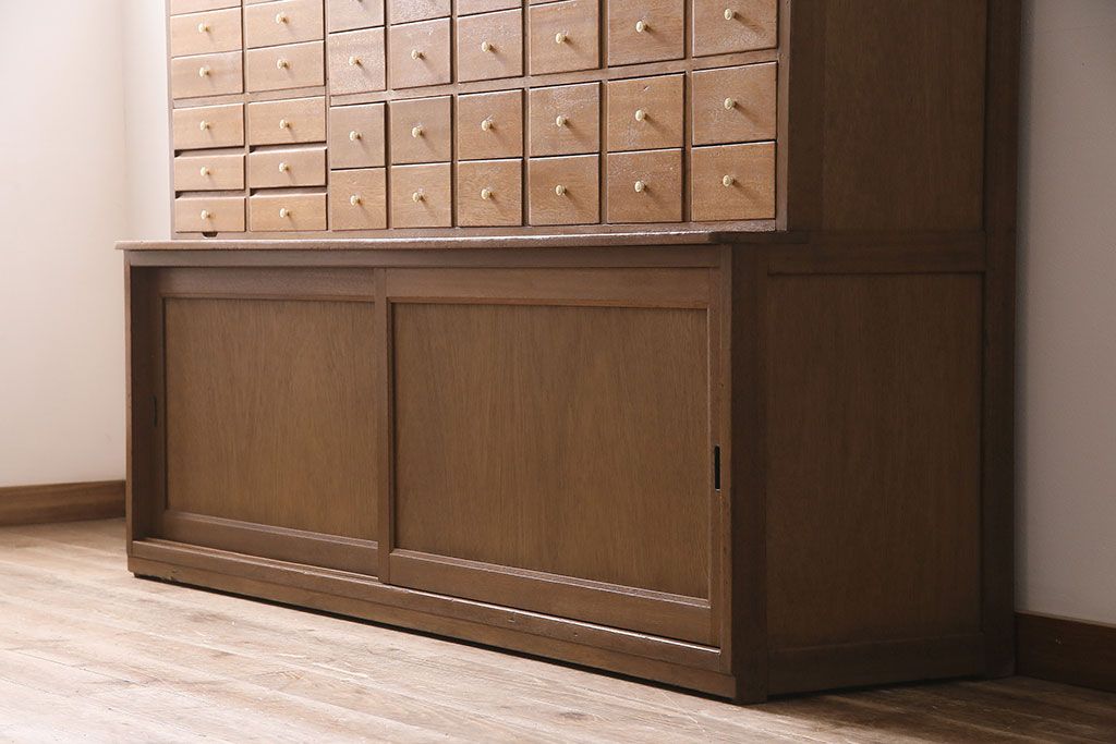 キャビネットをリペア&カスタム!ガラスをゆらゆらガラスへ入れ替え。欠損した取っ手を取り付け。棚はセパレートさせ、可動式の棚板を設置。塗装を剥離し明るい色味に着色し仕上げ。(収納棚、引き出し)