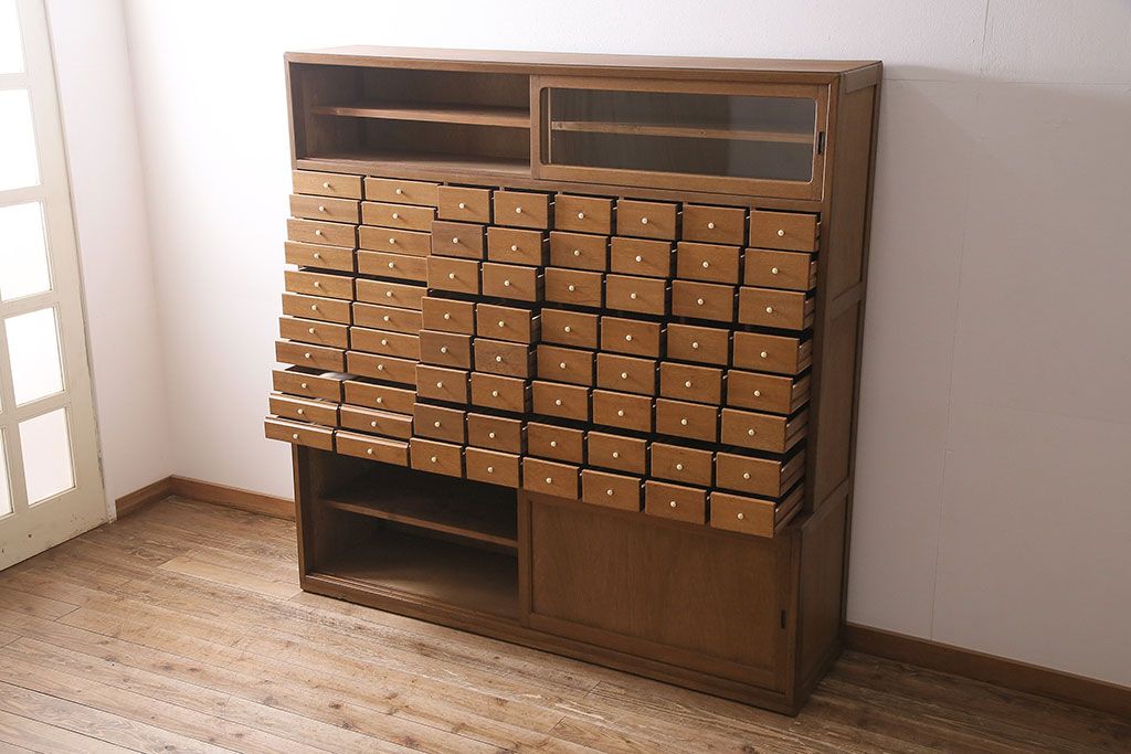 キャビネットをリペア&カスタム!ガラスをゆらゆらガラスへ入れ替え。欠損した取っ手を取り付け。棚はセパレートさせ、可動式の棚板を設置。塗装を剥離し明るい色味に着色し仕上げ。(収納棚、引き出し)