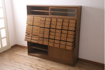 キャビネットをリペア&カスタム!ガラスをゆらゆらガラスへ入れ替え。欠損した取っ手を取り付け。棚はセパレートさせ、可動式の棚板を設置。塗装を剥離し明るい色味に着色し仕上げ。(収納棚、引き出し)